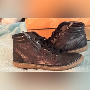 SOFFT WOMENS Black Leather Lace-Up High-Top Sneakers with Side Zipper